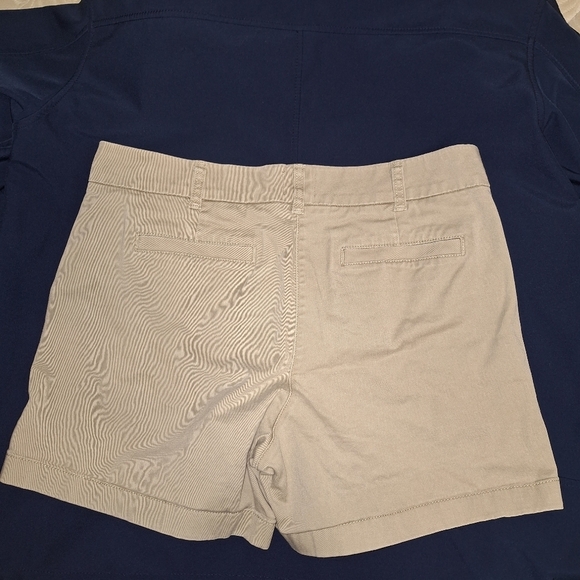 Pair of J.Crew ladies tan shorts in a size 8. Cotton/elastane material. Pre-love - Picture 5 of 8